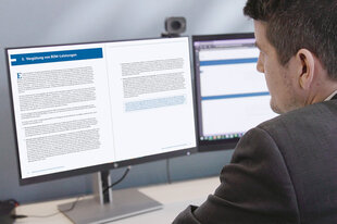 Mann in grauer Jacke blickt auf Bildschirm mit Seiten aus der Publikation "Rechtliche Rahmenbedingungen"