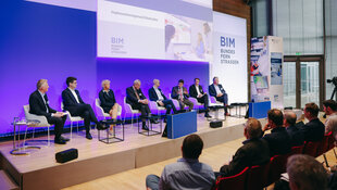 Teilnehmende des Startpodiums vor blauem Hintergrund